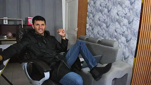 Snapshot of Hideintheoffice chatting on February 5, 2026, 3:35 am Hideintheoffice online show from February 5, 2026, 3:35 am