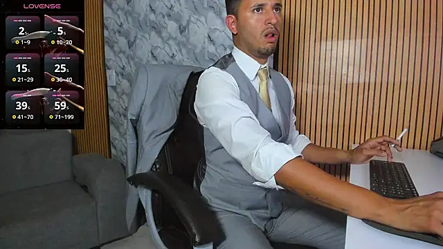 Snapshot of Hideintheoffice chatting on November 18, 2025, 11:15 pm Hideintheoffice online show from November 18, 2025, 11:15 pm