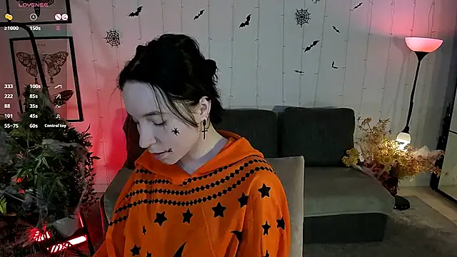 lilithlunna online show from October 30, 2025, 6:05 pm