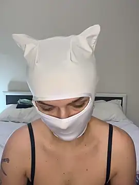 Nikki Hoee online show from November 14, 2025, 2:32 pm