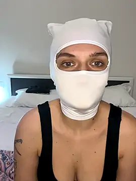 Nikki Hoee online show from November 15, 2025, 1:37 pm