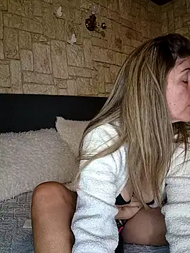 sansan2411 online show from April 16, 2026, 9:39 pm