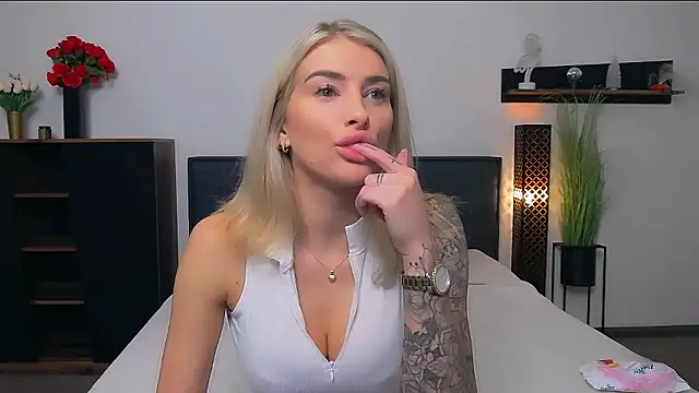 Lia Benini online show from January 12, 2026, 10:22 am