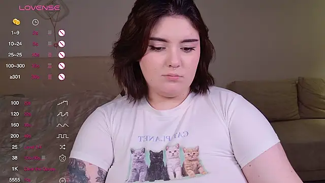 Snapshot of YumiYammy chatting on December 4, 2025, 8:19 pm YumiYammy online show from December 4, 2025, 8:19 pm