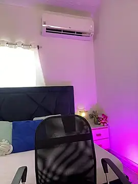 Lily Woodz online show from April 12, 2026, 2:42 pm