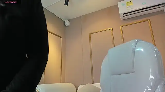 PerlaPreciosa online show from October 26, 2025, 4:02 am