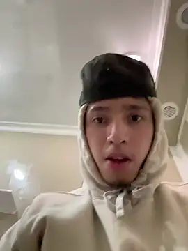 Snapshot of qbaby96 chatting on February 27, 2025, 5:29 am qbaby96 online show from February 27, 2025, 5:29 am