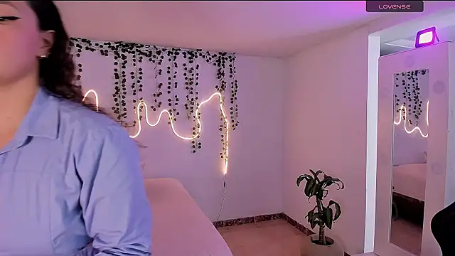 emmaTorres1 online show from October 7, 2025, 2:07 pm