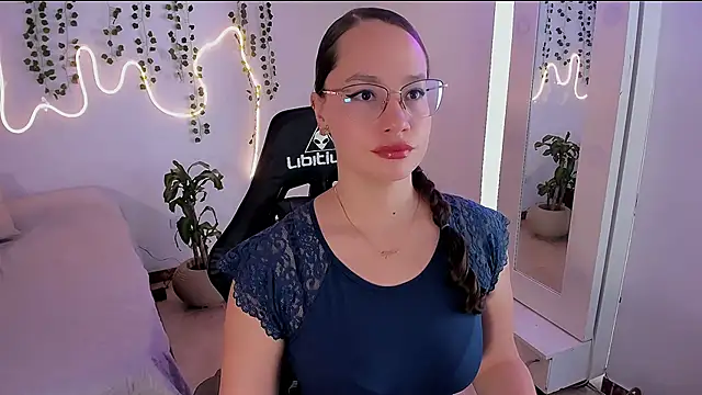 emmaTorres1 online show from September 25, 2025, 2:12 pm