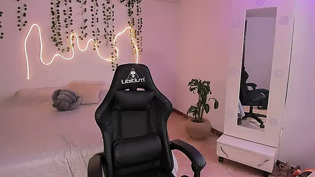 emmaTorres1 online show from September 23, 2025, 8:05 pm