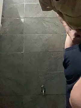 ekskekejejej online show from November 5, 2025, 10:02 pm