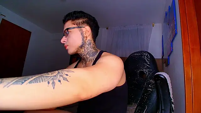 DennisWalkerr online show from October 25, 2025, 11:05 pm