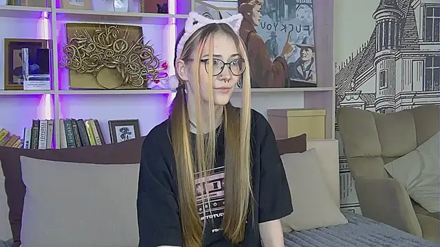 SashaMeow online show from April 21, 2026, 4:35 pm