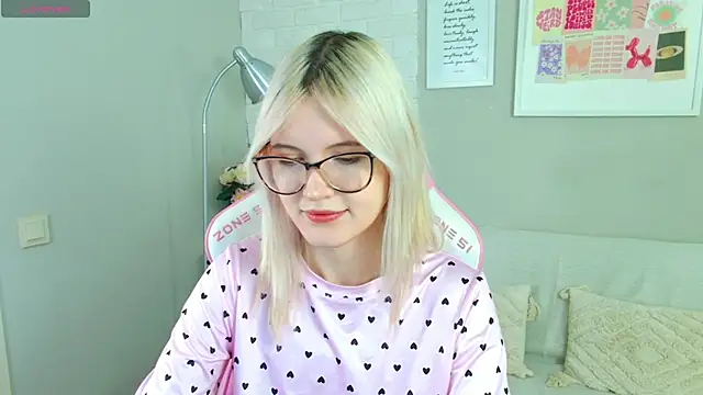 Snapshot of NellieLoyns chatting on November 16, 2025, 5:17 pm NellieLoyns online show from November 16, 2025, 5:17 pm