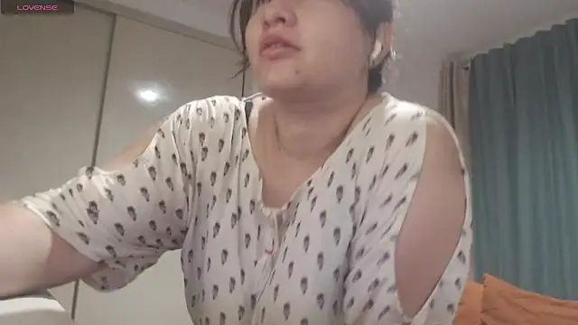 Snapshot of MommyHelpsmee chatting on November 4, 2025, 9:57 am MommyHelpsmee online show from November 4, 2025, 9:57 am