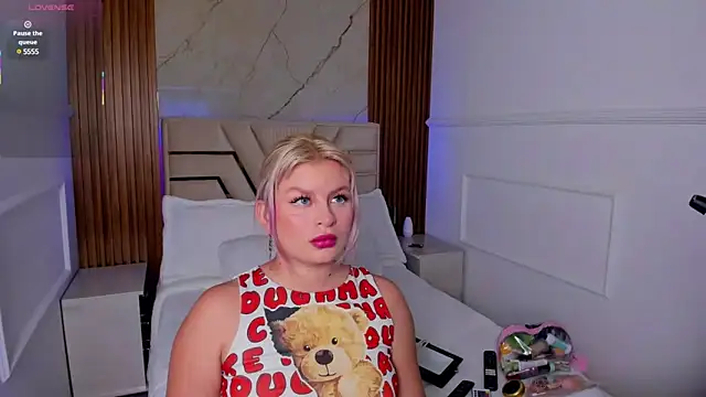 Snapshot of LolaAngellx chatting on March 13, 2025, 1:18 pm LolaAngellx online show from March 13, 2025, 1:18 pm