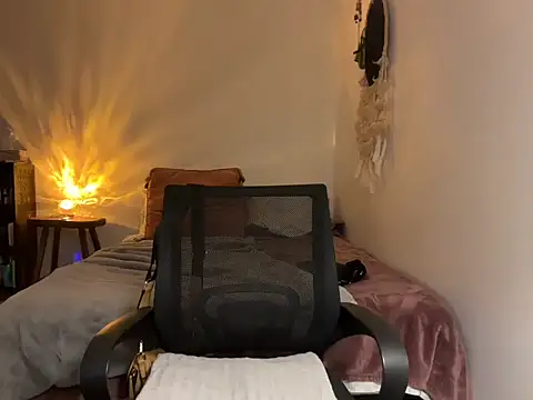 leahsparkles online show from September 30, 2025, 1:44 am