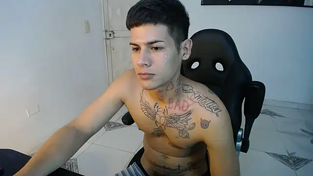 Snapshot of Clyde019 chatting on February 21, 2025, 6:04 pm Clyde019 online show from February 21, 2025, 6:04 pm