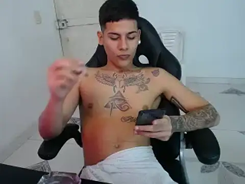 Snapshot of Clyde019 chatting on January 24, 2025, 5:10 am Clyde019 online show from January 24, 2025, 5:10 am