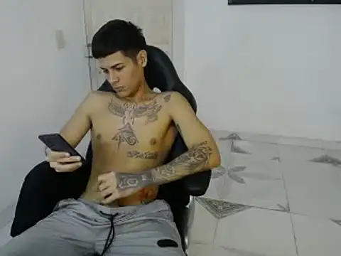 Snapshot of Clyde019 chatting on January 11, 2025, 6:44 pm Clyde019 online show from January 11, 2025, 6:44 pm