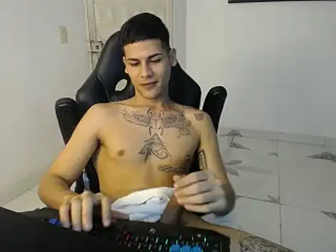 Snapshot of Clyde019 chatting on February 14, 2025, 2:07 am Clyde019 online show from February 14, 2025, 2:07 am