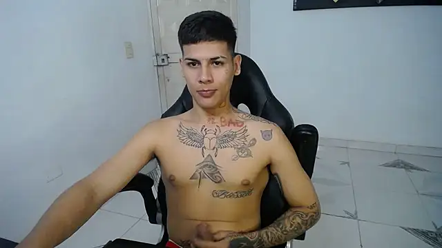 Snapshot of Clyde019 chatting on February 28, 2025, 9:44 pm Clyde019 online show from February 28, 2025, 9:44 pm