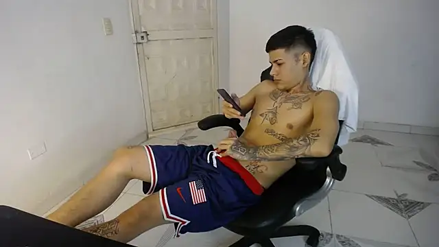 Snapshot of Clyde019 chatting on February 25, 2025, 5:19 pm Clyde019 online show from February 25, 2025, 5:19 pm