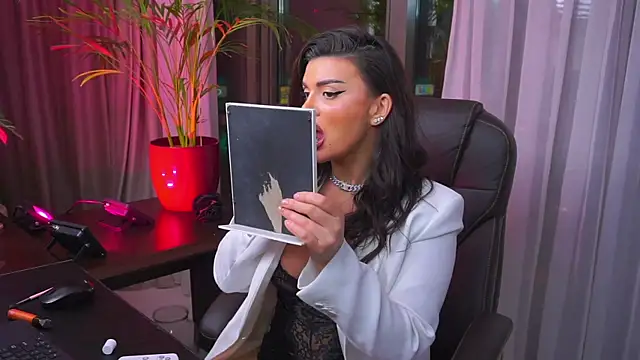 Snapshot of myakalifa chatting on February 2, 2025, 7:35 pm myakalifa online show from February 2, 2025, 7:35 pm