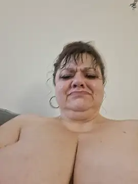 Snapshot of Luciouslouise72@xh chatting on July 4, 2026, 8:21 am Luciouslouise72xh online show from July 4, 2026, 8:21 am