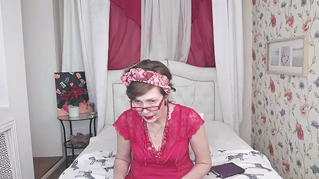 Snapshot of SilviaHart chatting on September 30, 2025, 12:44 pm SilviaHart online show from September 30, 2025, 12:44 pm