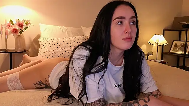 KimKhallifa online show from April 7, 2026, 1:57 pm