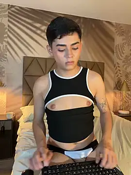 Snapshot of Maxi_little chatting on June 11, 2026, 12:32 am Maxi little online show from June 11, 2026, 12:32 am