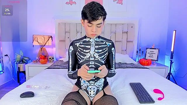 Snapshot of Maxi_little chatting on October 14, 2025, 9:15 pm Maxi little online show from October 14, 2025, 9:15 pm