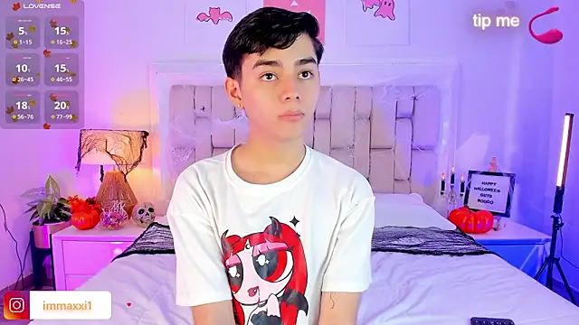 Snapshot of Maxi_little chatting on October 10, 2025, 9:15 pm Maxi little online show from October 10, 2025, 9:15 pm