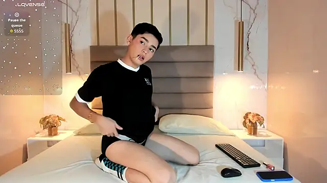 Snapshot of Maxi_little chatting on July 10, 2026, 8:20 pm Maxi little online show from July 10, 2026, 8:20 pm