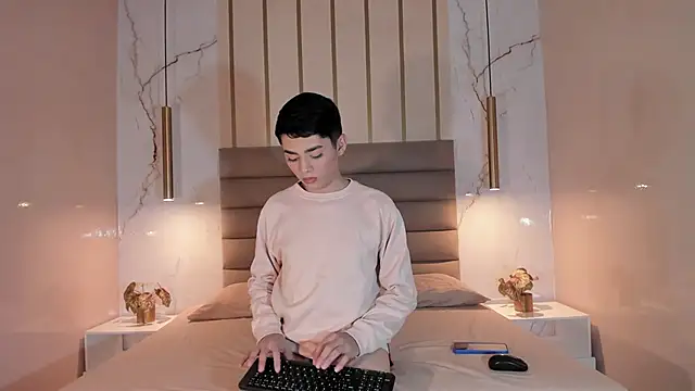 Snapshot of Maxi_little chatting on June 19, 2026, 8:03 pm Maxi little online show from June 19, 2026, 8:03 pm