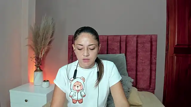 Snapshot of EloiseQuinn chatting on November 11, 2025, 1:17 pm EloiseQuinn online show from November 11, 2025, 1:17 pm