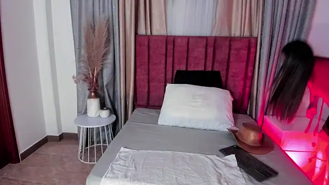 Snapshot of EloiseQuinn chatting on March 19, 2025, 12:45 pm EloiseQuinn online show from March 19, 2025, 12:45 pm