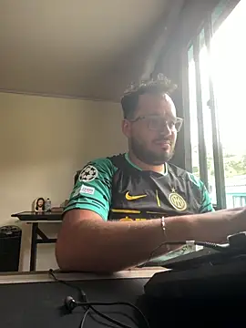 EMILIOHOT online show from April 27, 2026, 7:01 pm