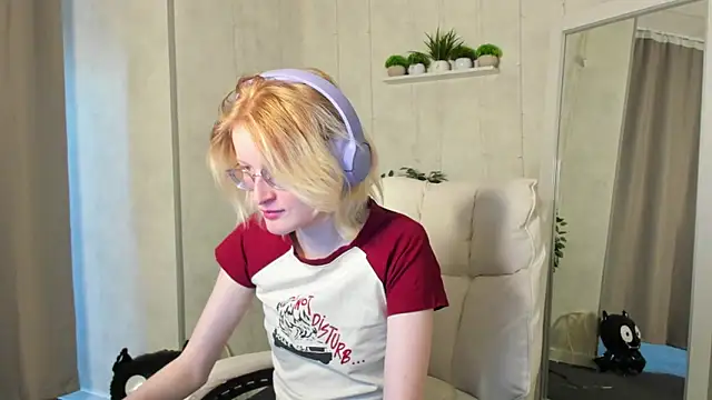 Snapshot of ElizabethHarpper chatting on October 31, 2025, 9:17 am ElizabethHarpper online show from October 31, 2025, 9:17 am