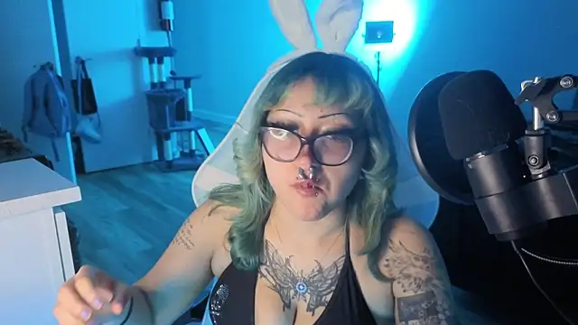 deluxxxeblu online show from June 25, 2026, 2:20 am