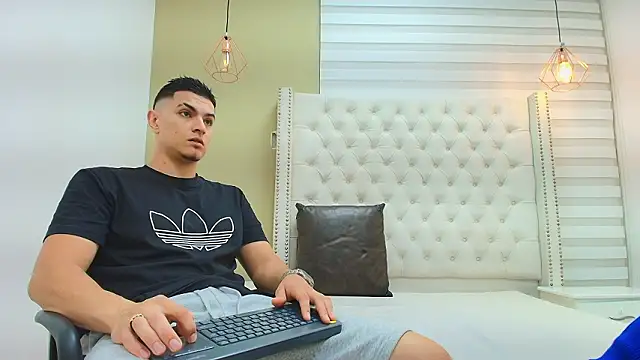 Snapshot of DAVID_VICTORIAA chatting on February 20, 2026, 1:02 pm DAVID VICTORIAA online show from February 20, 2026, 1:02 pm