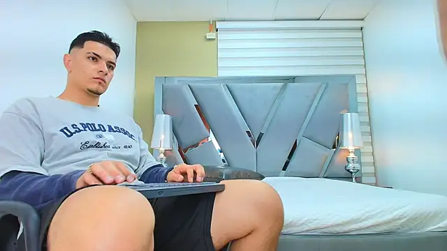 DAVID VICTORIAA online show from April 11, 2026, 1:04 pm