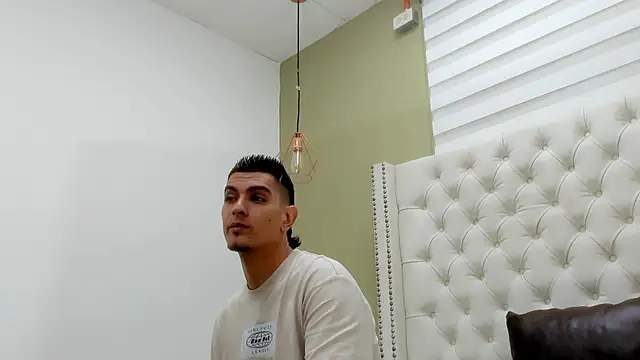 Snapshot of DAVID_VICTORIAA chatting on October 14, 2025, 1:01 pm DAVID VICTORIAA online show from October 14, 2025, 1:01 pm