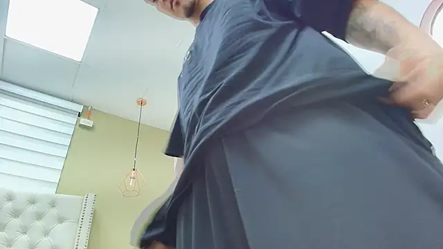 Snapshot of DAVID_VICTORIAA chatting on December 20, 2025, 1:14 pm DAVID VICTORIAA online show from December 20, 2025, 1:14 pm