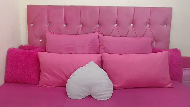 Snapshot of naughtiest_baddy chatting on October 8, 2025, 5:13 pm naughtiest baddy online show from October 8, 2025, 5:13 pm