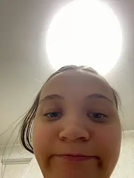 Snapshot of TheYourL chatting on November 9, 2025, 5:28 pm TheYourL online show from November 9, 2025, 5:28 pm