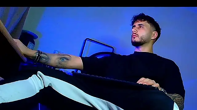 Snapshot of XanderCage99 chatting on February 11, 2026, 2:33 am XanderCage99 online show from February 11, 2026, 2:33 am