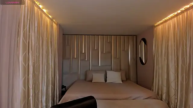 Snapshot of NiaSalvatore chatting on October 23, 2025, 7:45 pm NiaSalvatore online show from October 23, 2025, 7:45 pm