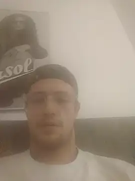 Snapshot of Hessebub chatting on October 16, 2025, 5:32 pm Hessebub online show from October 16, 2025, 5:32 pm